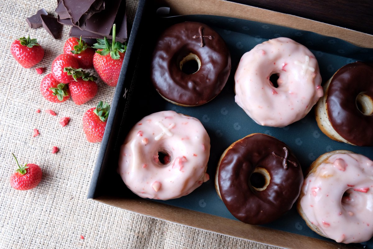 CrosstownLondon's tweet photo. This weekend's #vegan flavours are Strawberry &amp; Elderflower and Chocolate Truffle, made with chia seeds, oat milk &amp; coconut butter. 👅 https://t.co/y9LgT3YCI2