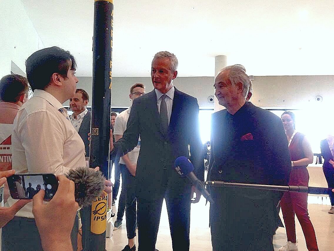 Groupe_IONIS's tweet photo. Visite de @BrunoLeMaire et @jattali à nos étudiants, pitch de Loïc de l'@IPSA et son projet HighDr'O #ActforPositive #GPF https://t.co/ts1TwgGUny