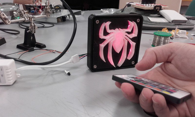 VendomeAtNum's tweet photo. Au VAN : on imprime en 3d, on allume et on éclaire de toutes les couleurs de curieux objets... #imp3d #led #spider https://t.co/J4uv7NEbII