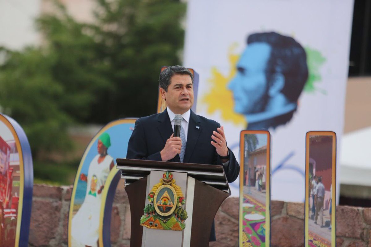 JuanOrlandoH's tweet photo. Pueblo hondureño, estamos conscientes que falta mucho, pero estamos decididos a seguir trabajando por esta gran patria #FiestasPatrias2017 https://t.co/sSGZEf1b8J