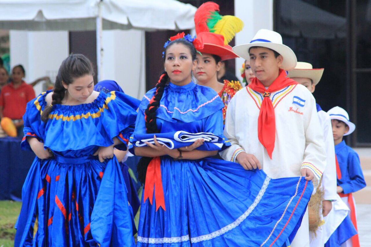 JuanOrlandoH's tweet photo. El sueño de una Honduras grande la lograremos con una Centroamérica unida y fuerte. #FiestasPatrias2017 https://t.co/P2XJFAW218