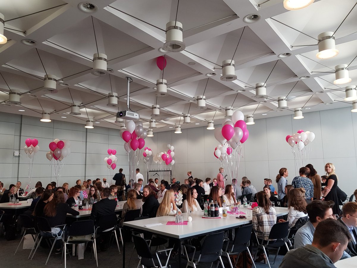 SvenjaVry's tweet photo. Der Saal füllt sich. Noch 22 Minuten bis zum Start des neuen Ausbildungsjahres #Telekomwall #AzubiWelcomeDay #Azubi2017 #LetsGetDigital https://t.co/Fj3IafiDV7