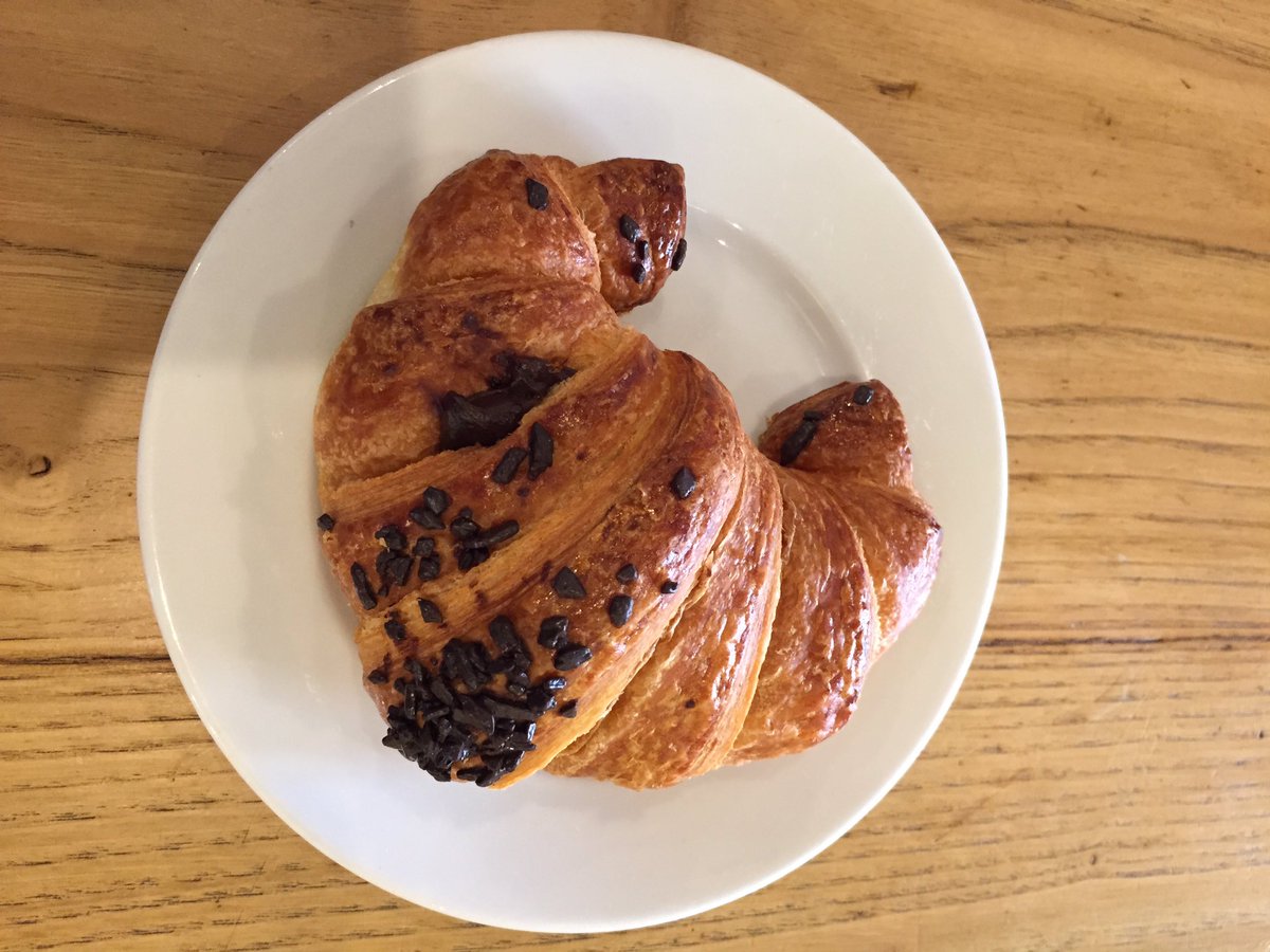 mou__mat's tweet photo. @RosN92 : vieni a Milano che facciamo colazione assieme! 
Lei: un caffè. 
Io: https://t.co/bbM56BxUKm