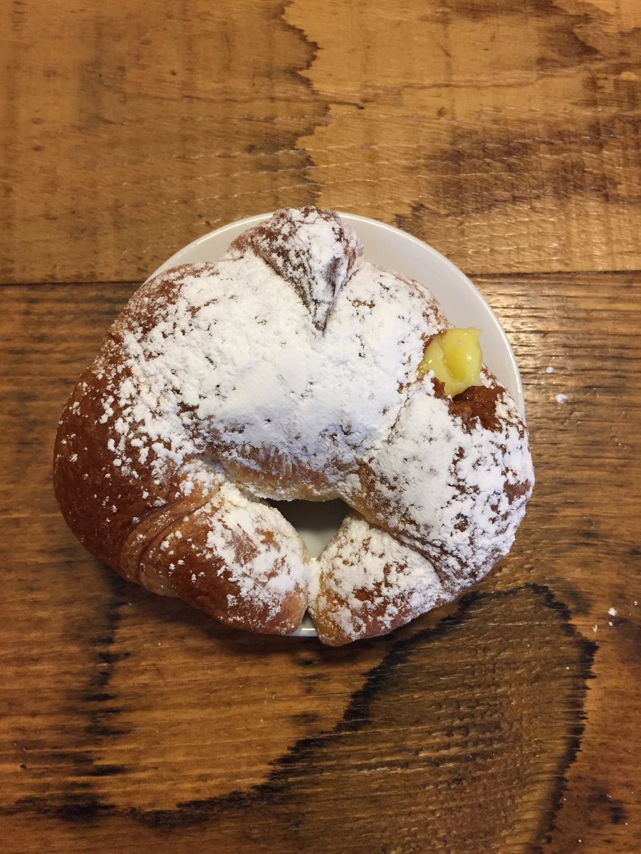 mou__mat's tweet photo. @RosN92 : vieni a Milano che facciamo colazione assieme! 
Lei: un caffè. 
Io: https://t.co/bbM56BxUKm