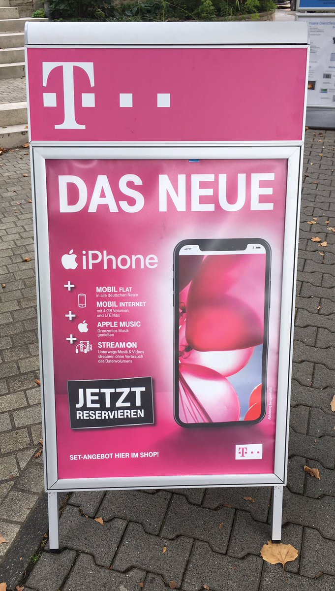 ThomasJackstadt's tweet photo. Das neue #iphone ?! Wer beachtet schon #nda #iphone8 #iphone2017 #AppleKeynote #telekom https://t.co/jM3YPerAdg