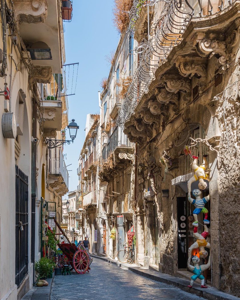 VisitSicilyOP's tweet photo. Buon Fine settimana da #visitsicilyinfo #settembre è il mese giusto per scoprire i nostri centri storici #ortygia #Siracusa ph M.Formati https://t.co/Kbsq0JqJXC