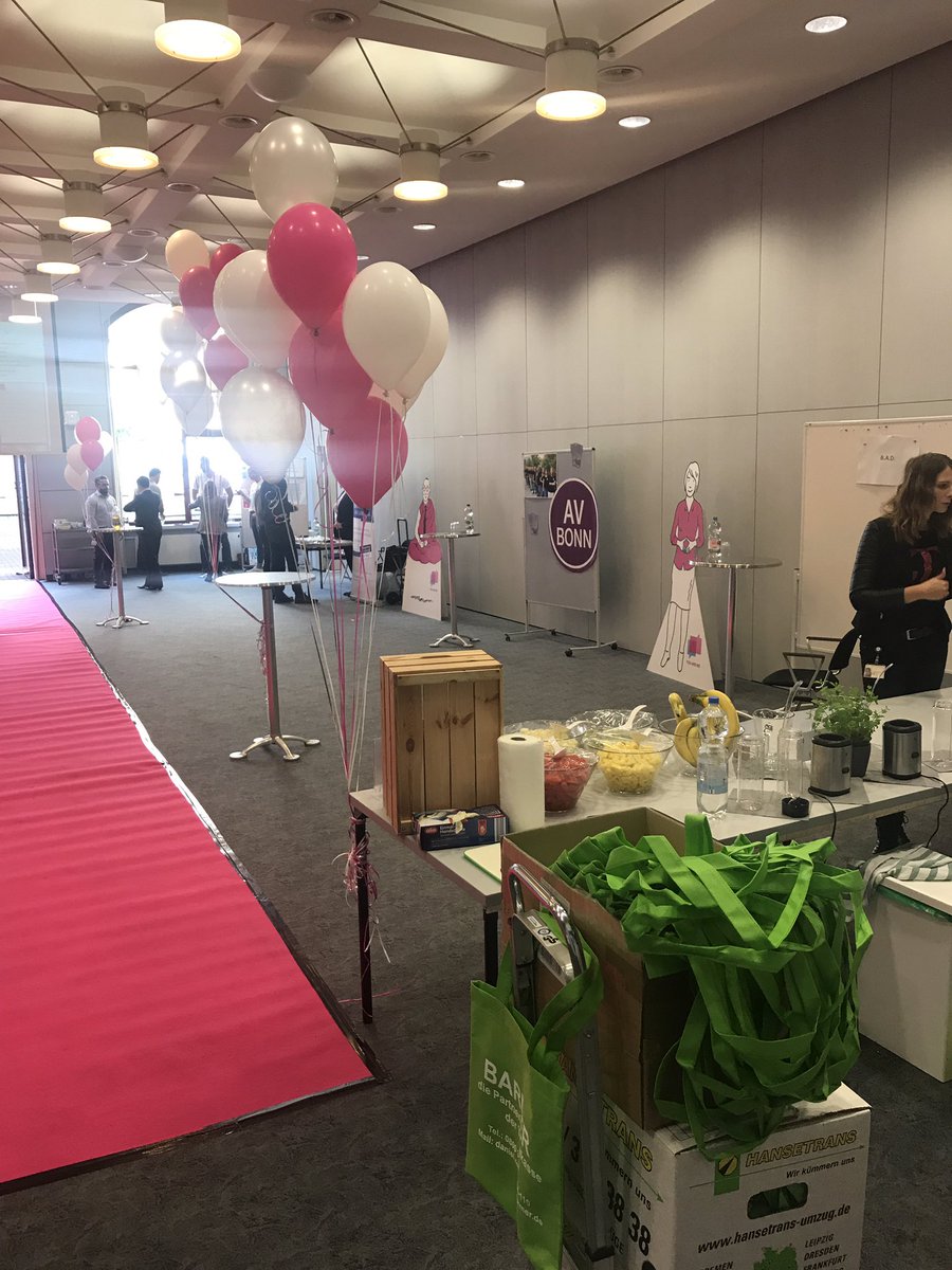 Herr_Bruns's tweet photo. Viele Menschen mit interessanten Infos für die neuen Azubis sind auch schon da. #Telekomwall #JetztMagenta #Azubi2017 https://t.co/WFOwJ0Q1cS