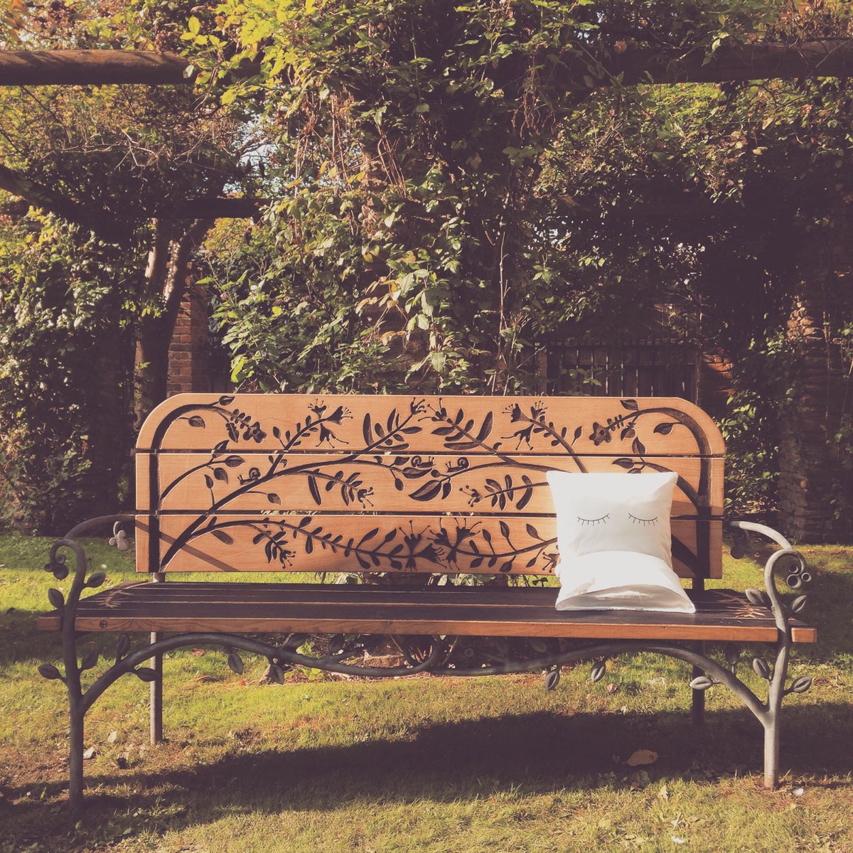 Willow_Talk's tweet photo. On an early morning walk I came across this beautiful bench. Isn't the wood carving just lovely? I particularly love the cute little snails. https://t.co/Tlw894uQHD