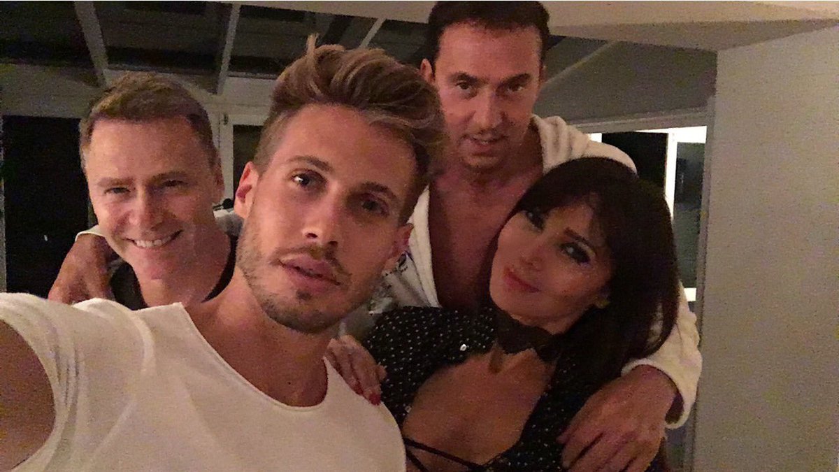 lizziecundy's tweet photo. Funniest night I think I've ever had .@BrunoTonioli #dinner #friends ❤️❤️ https://t.co/STiNHK1hkD