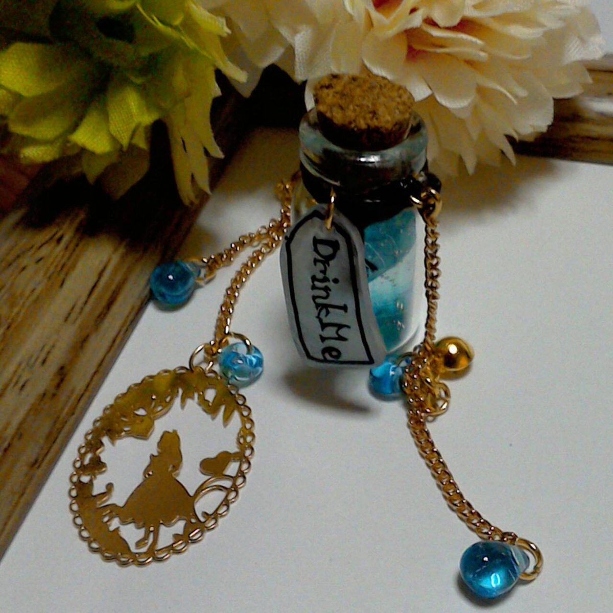 うた ふしぎの国のアリス ドリンクミーピアスです 小瓶の中は蓄光です アリスの透かしチャームがキラキラ揺れます ハンドメイド Minne ハロウィン コスプレ Disney ディズニー Minne秋の新作デイズ T Co Bamfybfcru T Co