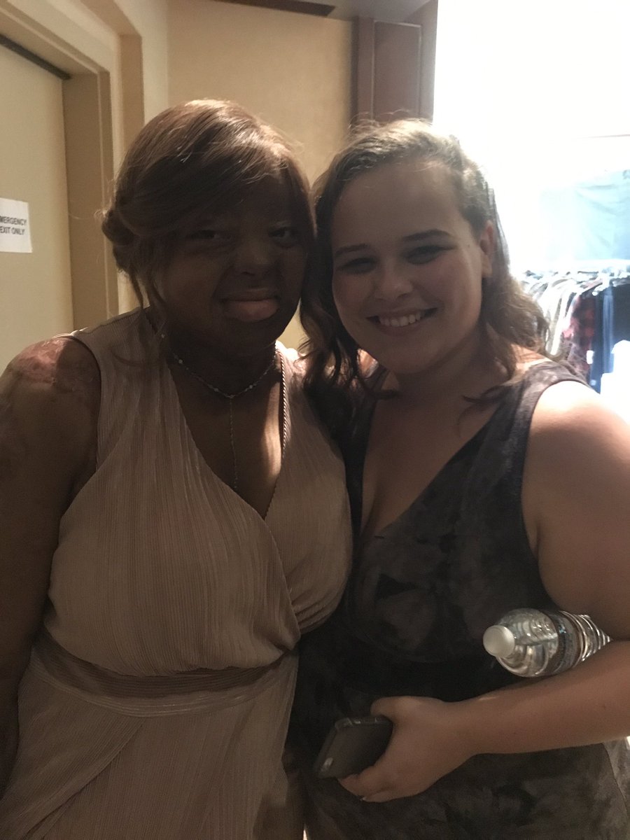 Kechi's tweet photo. Been dyin to show y'all these selfies I took with 4 incredible people @ItsDarciLynne @YoliMayor @PreacherLawson @mandyharvey @AGT ❤️⚡️👌🏽 https://t.co/5hSQEmmncv