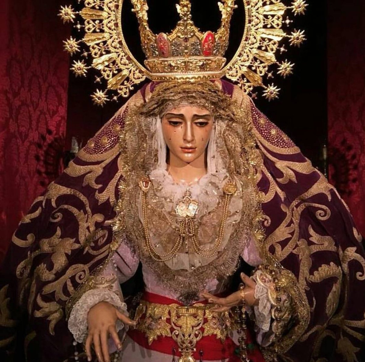Por aquí se empieza y este es el camino a seguir. Enhorabuena <a href="/ArchiSangre/">Archicofradía de la Sangre</a> porque la Señora luce espectacular para sus cultos.