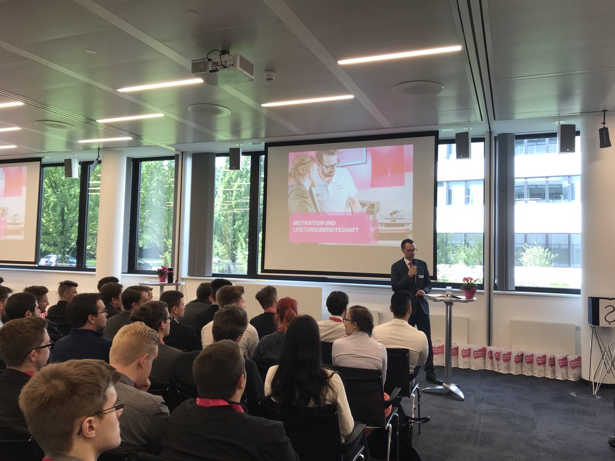 PhillipGoik's tweet photo. #Azubi2017 Motto #JetztMagenta #LetsGetDigital💖
Motivation&amp;Leistungsbereitschaft
#AzubiWelcomeDay #Hamburg😏✌️#telekomwall💕
@TelekomKarriere https://t.co/JRw3nlCzNm