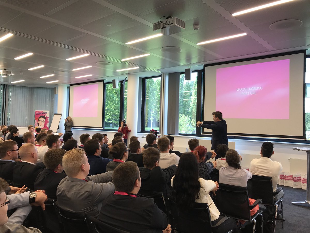 PhillipGoik's tweet photo. #Azubi2017 Motto ist #JetztMagenta #LetsGetDigital💖

Zur Auflockerung ☺️😃👌

#AzubiWelcomeDay in #Hamburg😏✌️#telekomwall 💕

@TelekomKarriere https://t.co/hiJxF7E2x6
