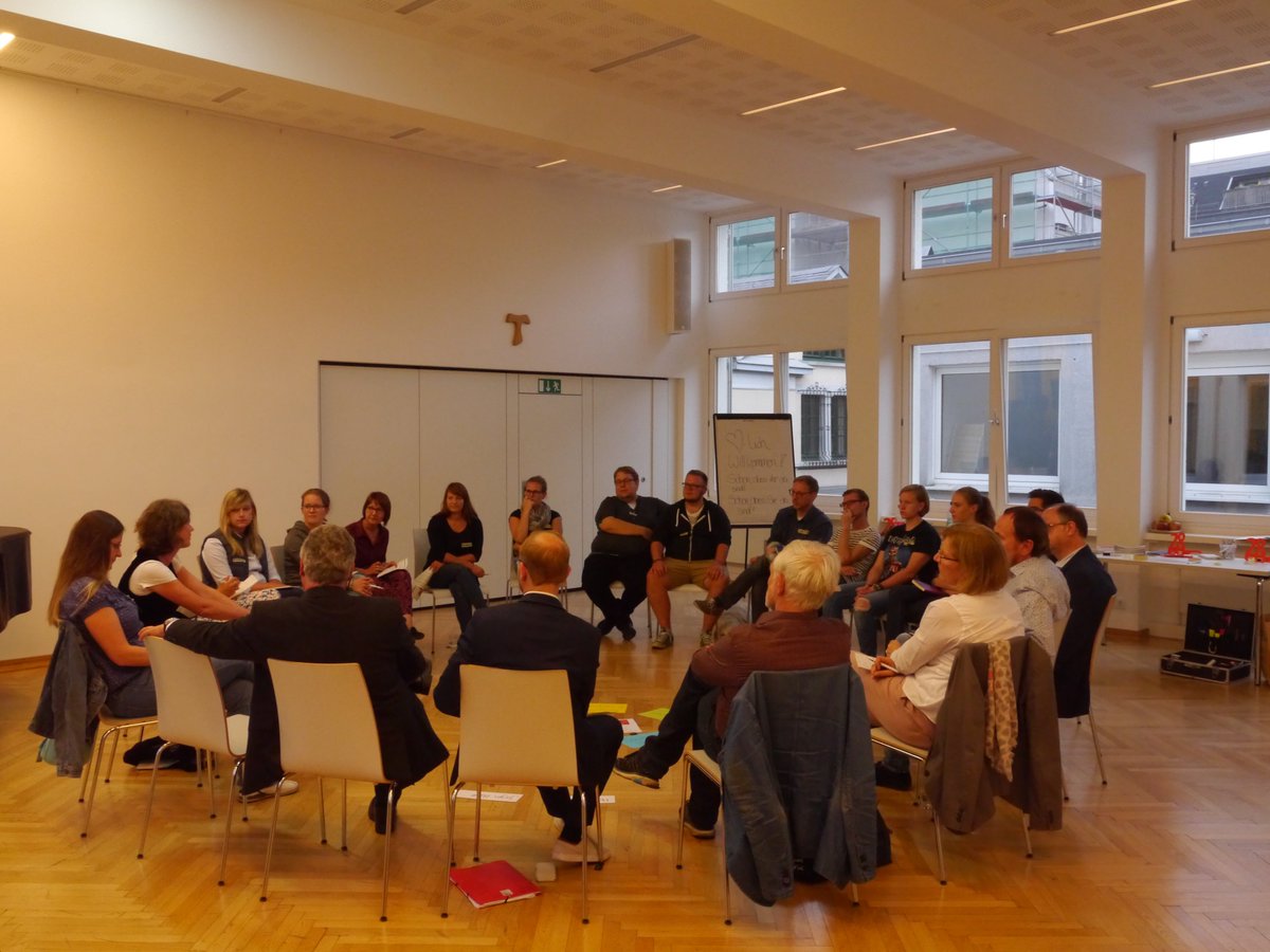 juergenhardt's tweet photo. Zusammen mit meinem Kollegen Rainer #Spiecker beim @bdkj #Wuppertal mit #Jugendlichen über die Themen diskutiert, die sie beschäftigen. https://t.co/TRwZrjQ7eF