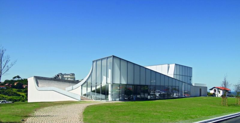 Archisparis's tweet photo. Le bâtiment d’un #starchitecte passé inaperçu ? 
#stevenholl #citeoceanetsurf #biarritz #vague
https://t.co/qmZGv4jWGz https://t.co/yliokuprFz