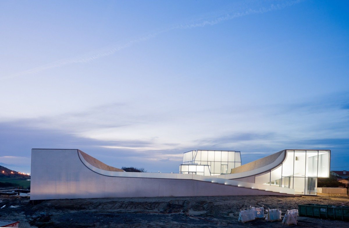 Archisparis's tweet photo. Le bâtiment d’un #starchitecte passé inaperçu ? 
#stevenholl #citeoceanetsurf #biarritz #vague
https://t.co/qmZGv4jWGz https://t.co/yliokuprFz