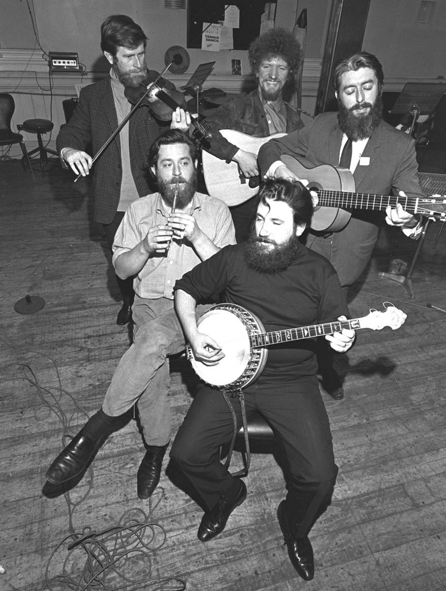 RTEArchives's tweet image. The Dubliners - John Sheahan, Luke Kelly, Ciarán Burke, Bernard McKenna, Ronnie Drew
Photographed by Roy Bedell #OnThisDay 50 years ago