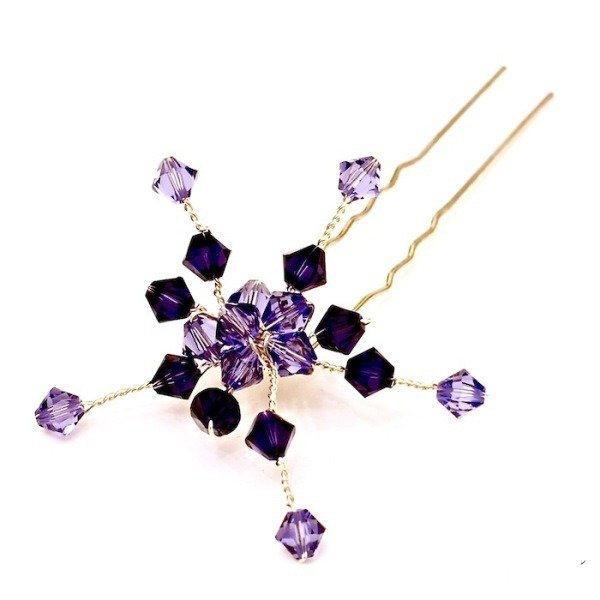 #AutumnIsHere and today we've fallen in love with this bespoke <a href="/swarovski/">swarovski</a> #wedding #Firework pin from the beautiful work of <a href="/daisydooashby/">Jacqui Walker</a> 👰