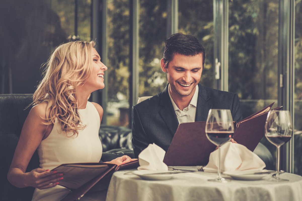 Time for your first date? Here's 5 first date tips to help you prepare for meeting your new flame offline: goo.gl/oxtSaJ