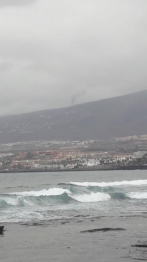La_Modrego's tweet photo. #Fuego en el #Teide ? #Tenerife https://t.co/JjBUIEhNHL