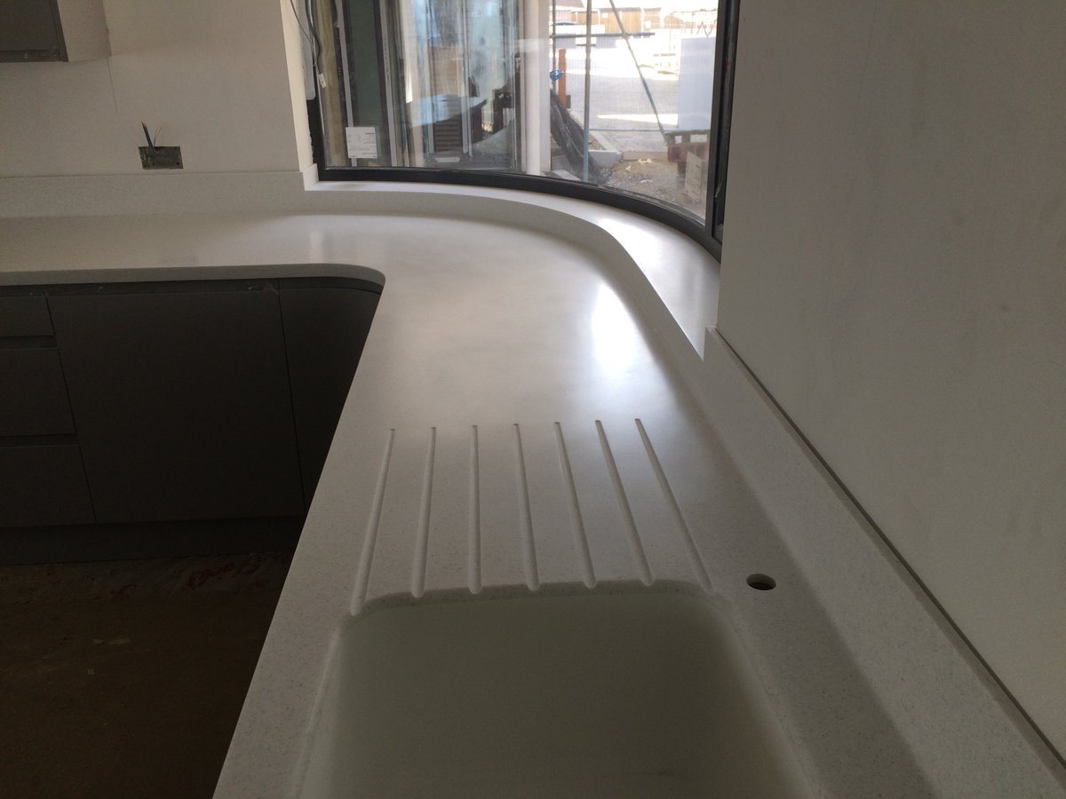 westwoodfabs's tweet image. Curved #corian #worktop design in Everest with seamlessly integrated upstand/window cill #kitchendesign