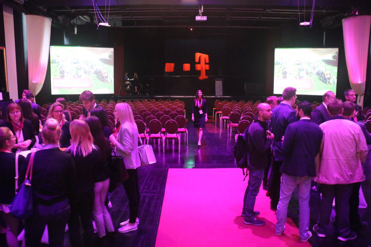FiFejzovic's tweet photo. Telekom Ausbildung begrüßt im Hubverbund Düsseldorf die neuen Kollegen.... Aufregung... 🤗😳#telekomwall #AzubiWelcomeDay #Azubi2017 https://t.co/BnfvYqkfLI