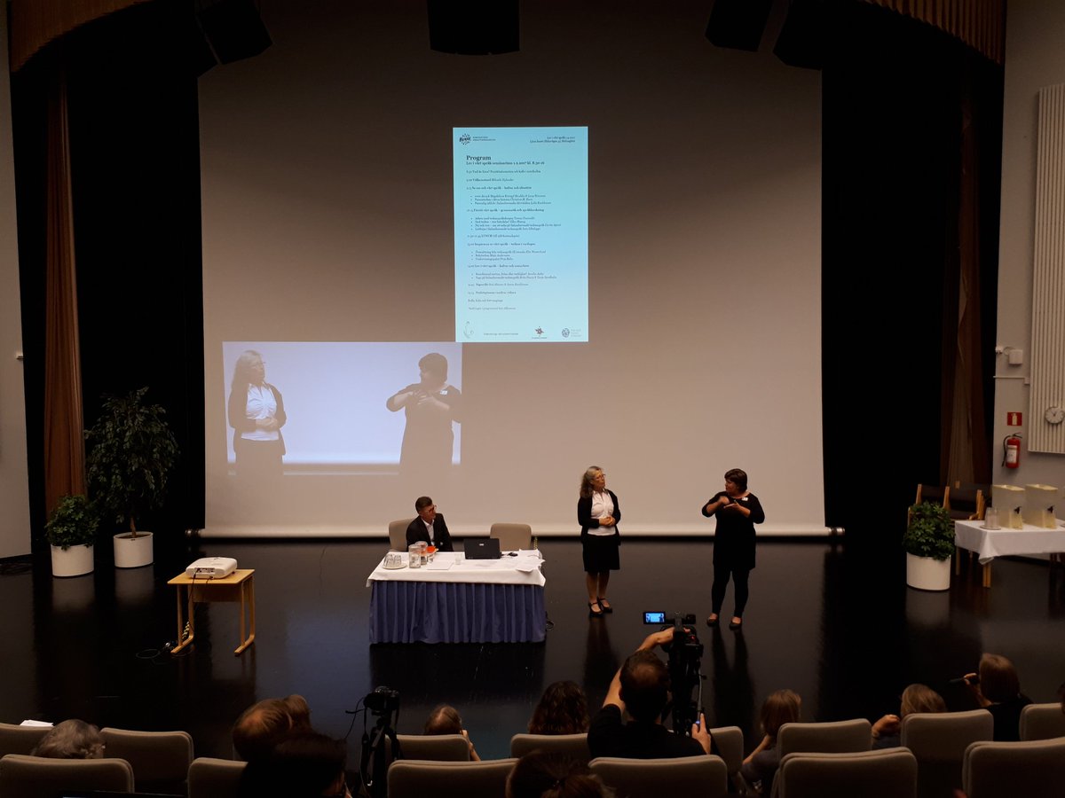 KKO_opisto's tweet photo. Lev i vårt språk -loppiseminaarissa. Suomenruotsalainen viittomakieli on yksi vähemmistökielistämme. #livs17 #finssl https://t.co/lGNVGt7wpV