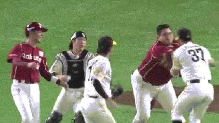 けゐよー Ar Twitter この乱闘で注目する点 アマダーの力士ばりの突っ張り 止めに入った福田の貧弱さ 東浜の逃げ足 アマダー程の巨漢外国人になると自チームのデカい外国人2人じゃないと止められない