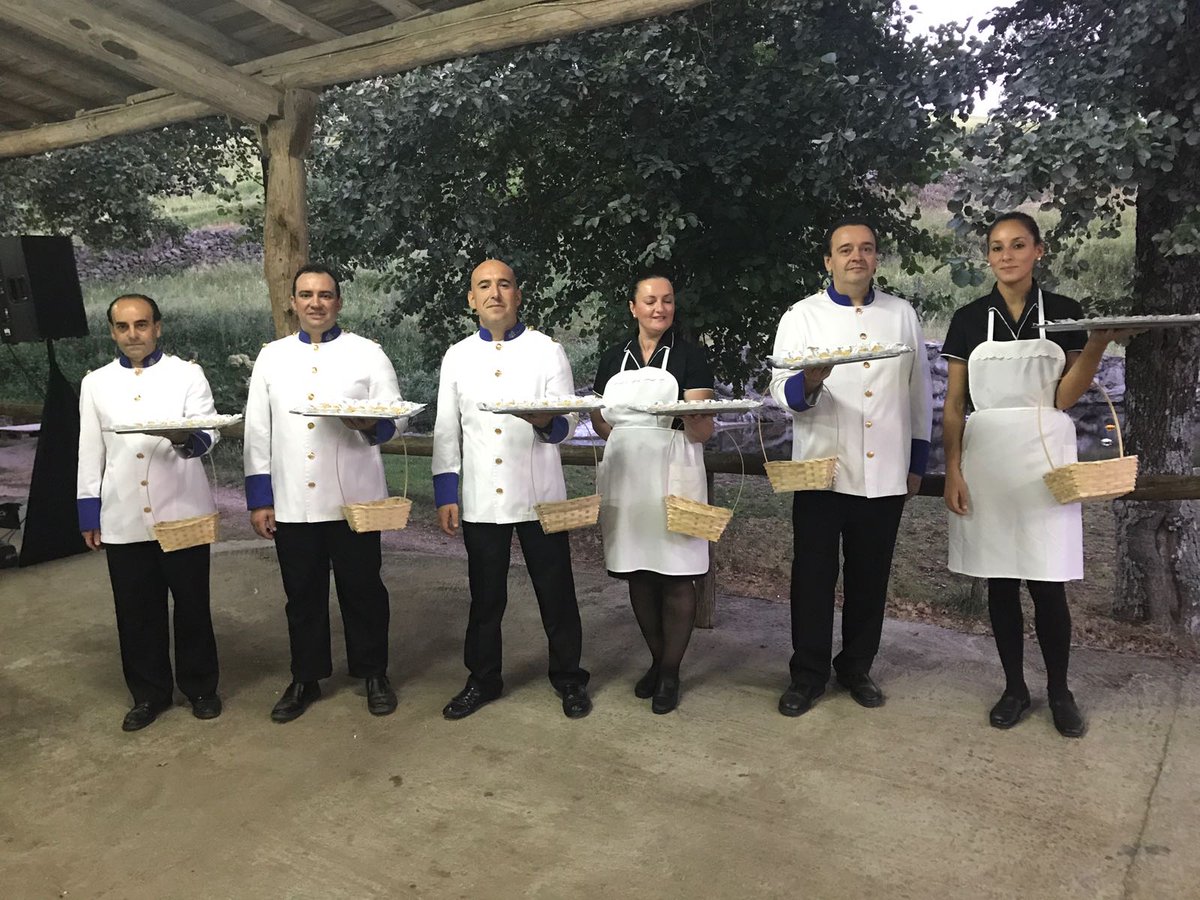AmadisCatering's tweet photo. Contamos con un gran grupo de profesionales de la hosteleria para que tanto tú como tus invitados quedéis satisfechos. 925807600 https://t.co/eK0syDcOMQ