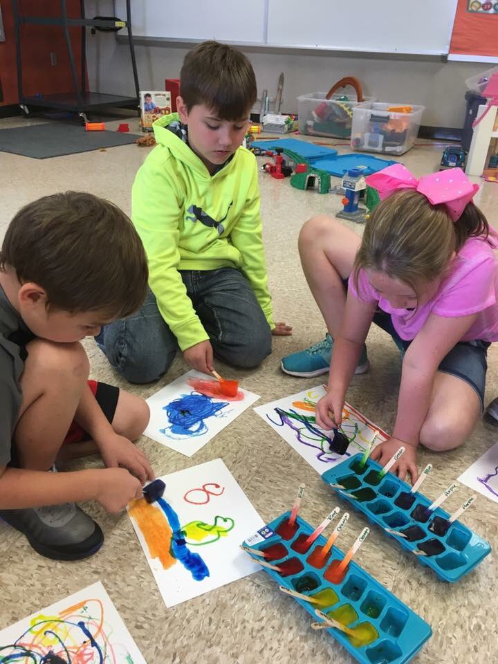 SWECareClub's tweet photo. We have had a lot of fun this week with our topic WATER! Here are some pictures from when we did ice painting https://t.co/zleOjyFCdY