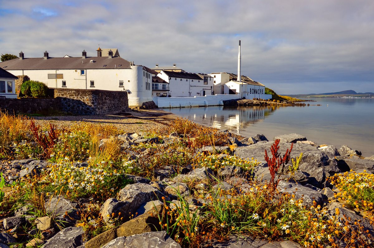ScottishField's tweet photo. Ten of the best Scottish staycations, outlined in our luxury Gold Issue - including the ultimate #whisky adventure on Islay 🥃 #sfgold https://t.co/5LZQxs0HMr