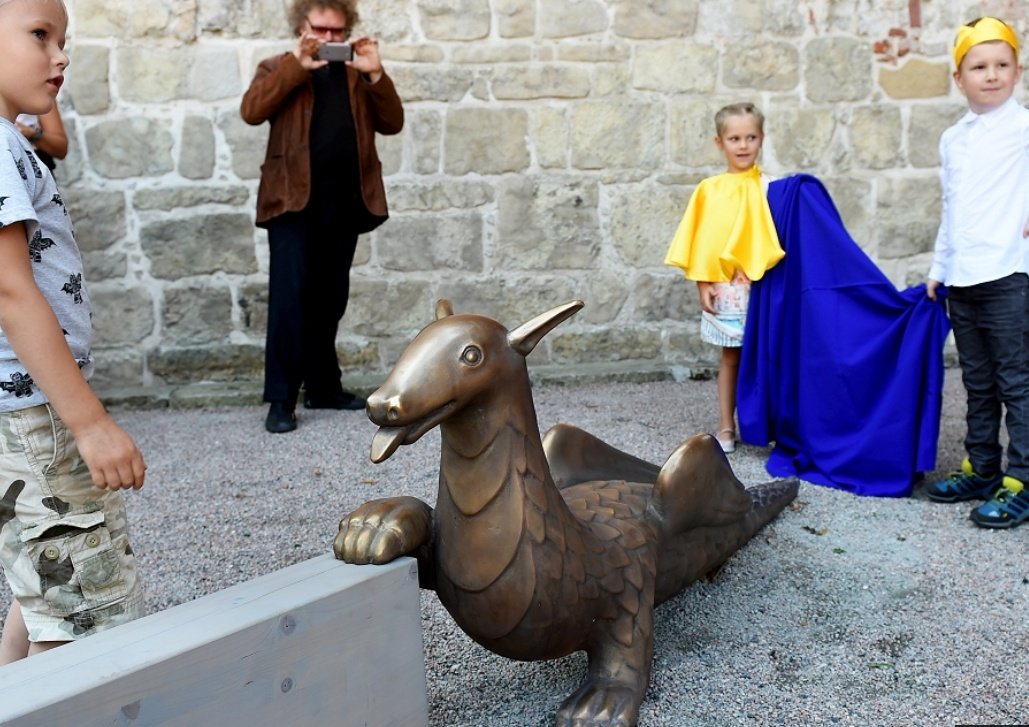 EmbajadaEspRiga's tweet photo. New children playground #Labyrinth at Riga's #DomeSquare, designed by sculptor #Mackus to promote #SmallArchitecture https://t.co/SlTGZorSo0 https://t.co/LM2USrUVrJ