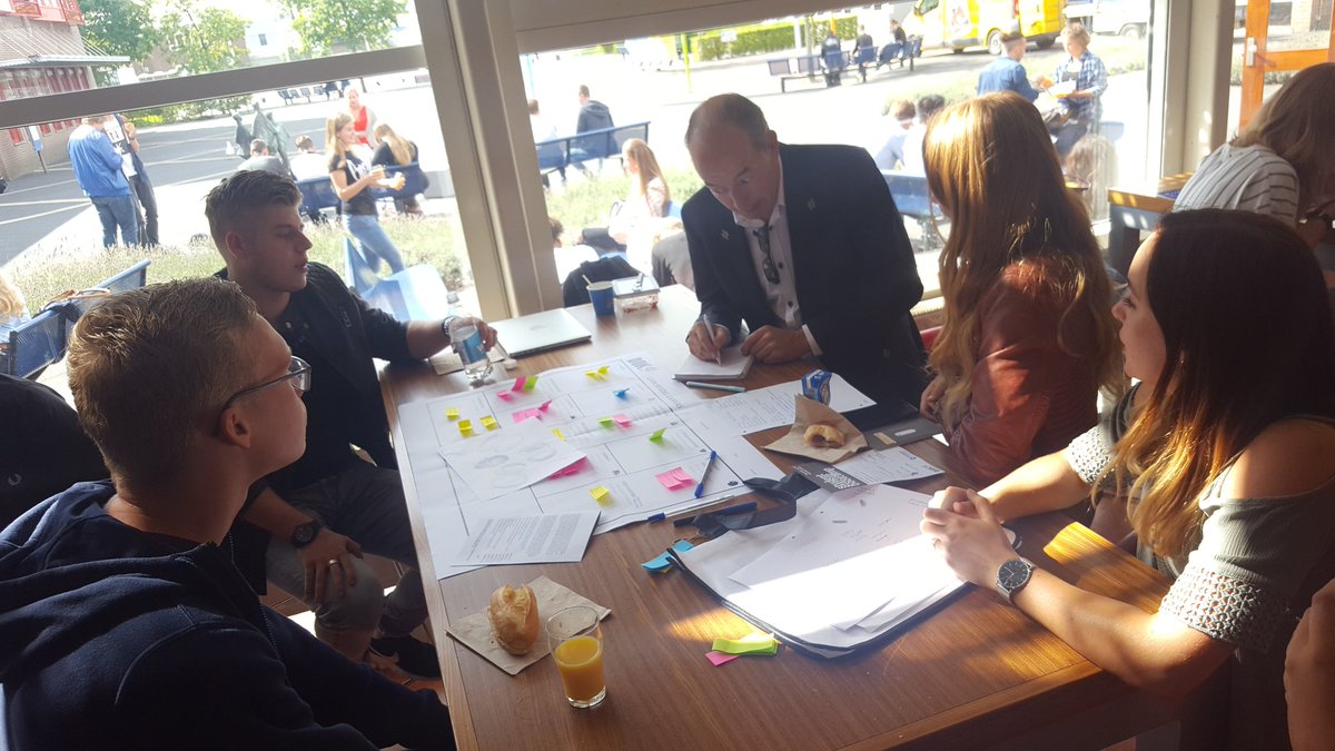 Dockwize's tweet photo. Studenten worden geïnterviewd door @pzcredactie over de voortgang van hun Student Company @HZeeland @Jong_Ondernemen #StudentBootcamp https://t.co/PAJ5T87Yh4