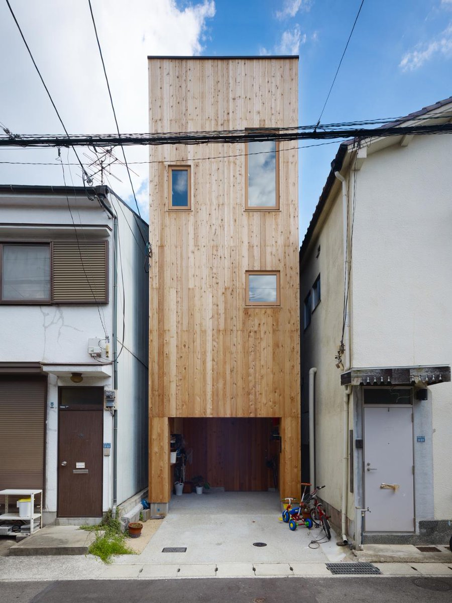 WACommunity's tweet photo. Shintaro Fujiwara designed a tiny wooden house in in a dense residential district of Kobe: https://t.co/XrX0tqszL8 #japan https://t.co/1cu3VOc335