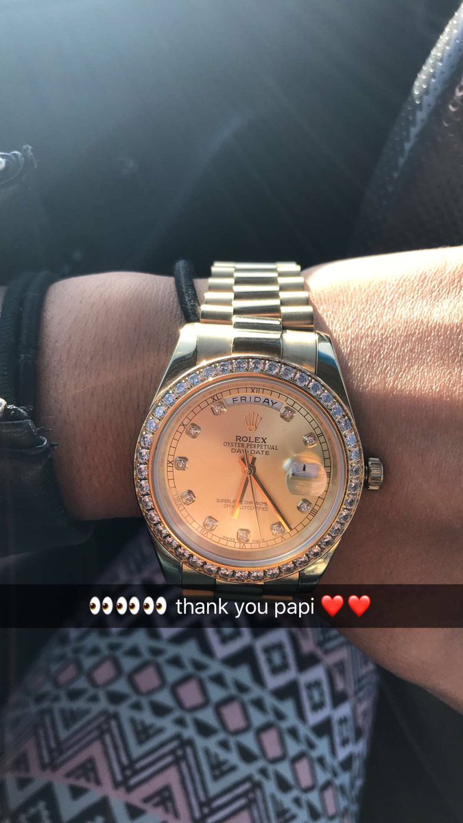 Evi_e2017's tweet photo. When U get spoiled with a nice gift 🎁 bc they no ur moving up in the world and they just want to see u grow 😍😍😍💰💰⌚️ https://t.co/I4QqHiGHgy