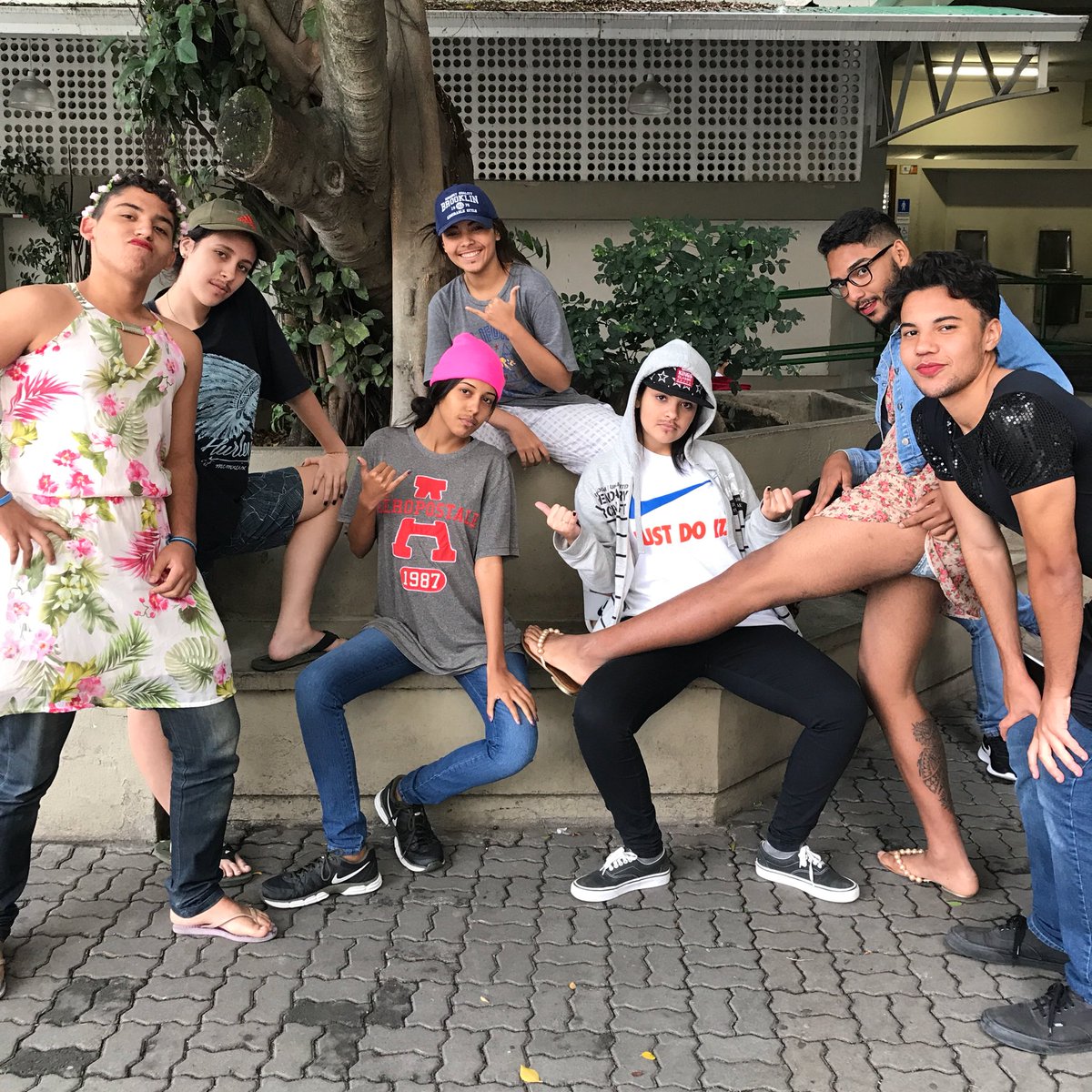 gabievaz's tweet photo. É terceirão p crlh #sextatematica #terceirao #diadotroca https://t.co/Ttjr77qiG6