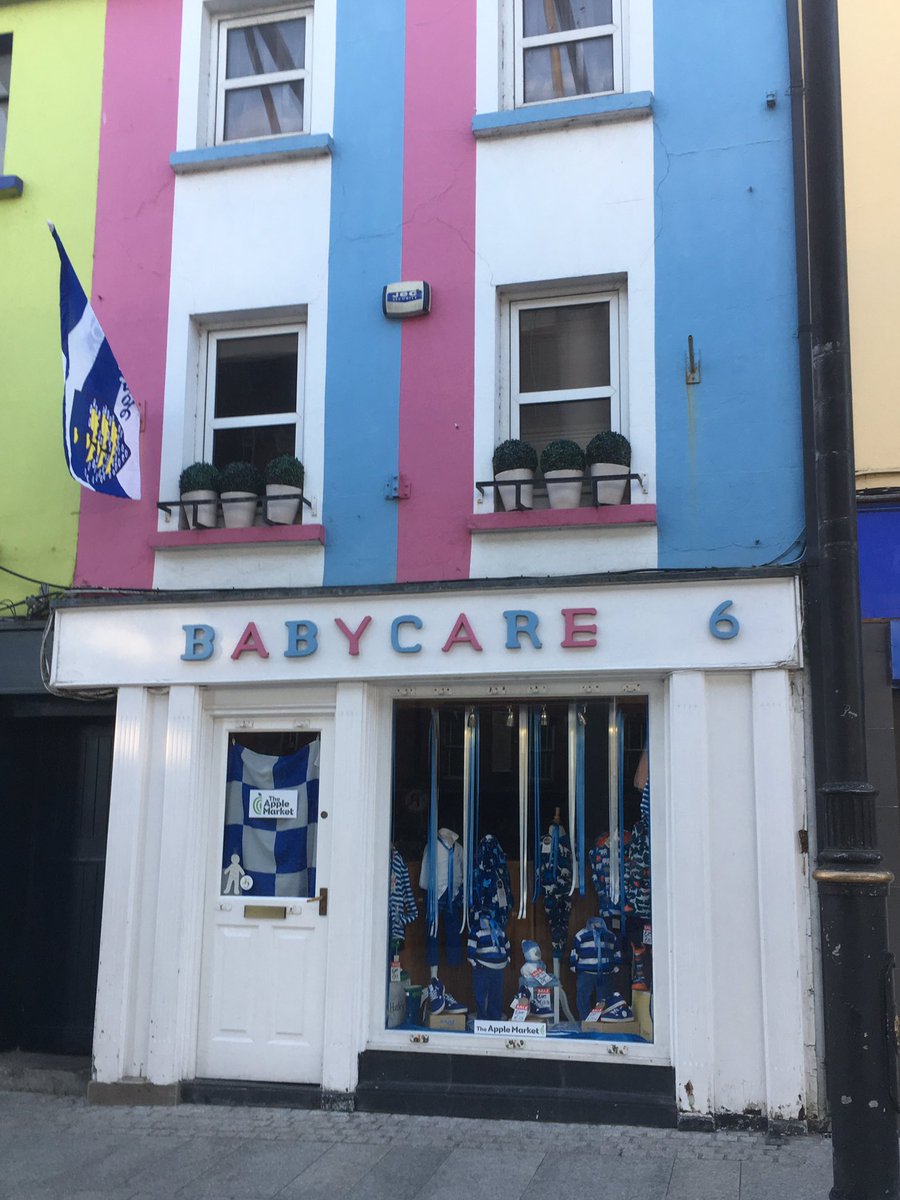 WaterfordCityCt's tweet photo. Great see the #artwork #colour & #Waterford colours by #JohnSt & #Applemarket businesses supporting @WaterfordGAA 💙⚪️🔵⚪️💙 https://t.co/1wOuapgJs4