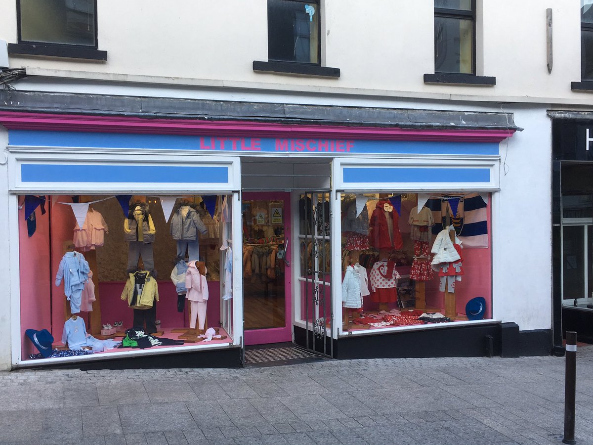 WaterfordCityCt's tweet photo. Great see the #artwork #colour & #Waterford colours by #JohnSt & #Applemarket businesses supporting @WaterfordGAA 💙⚪️🔵⚪️💙 https://t.co/1wOuapgJs4