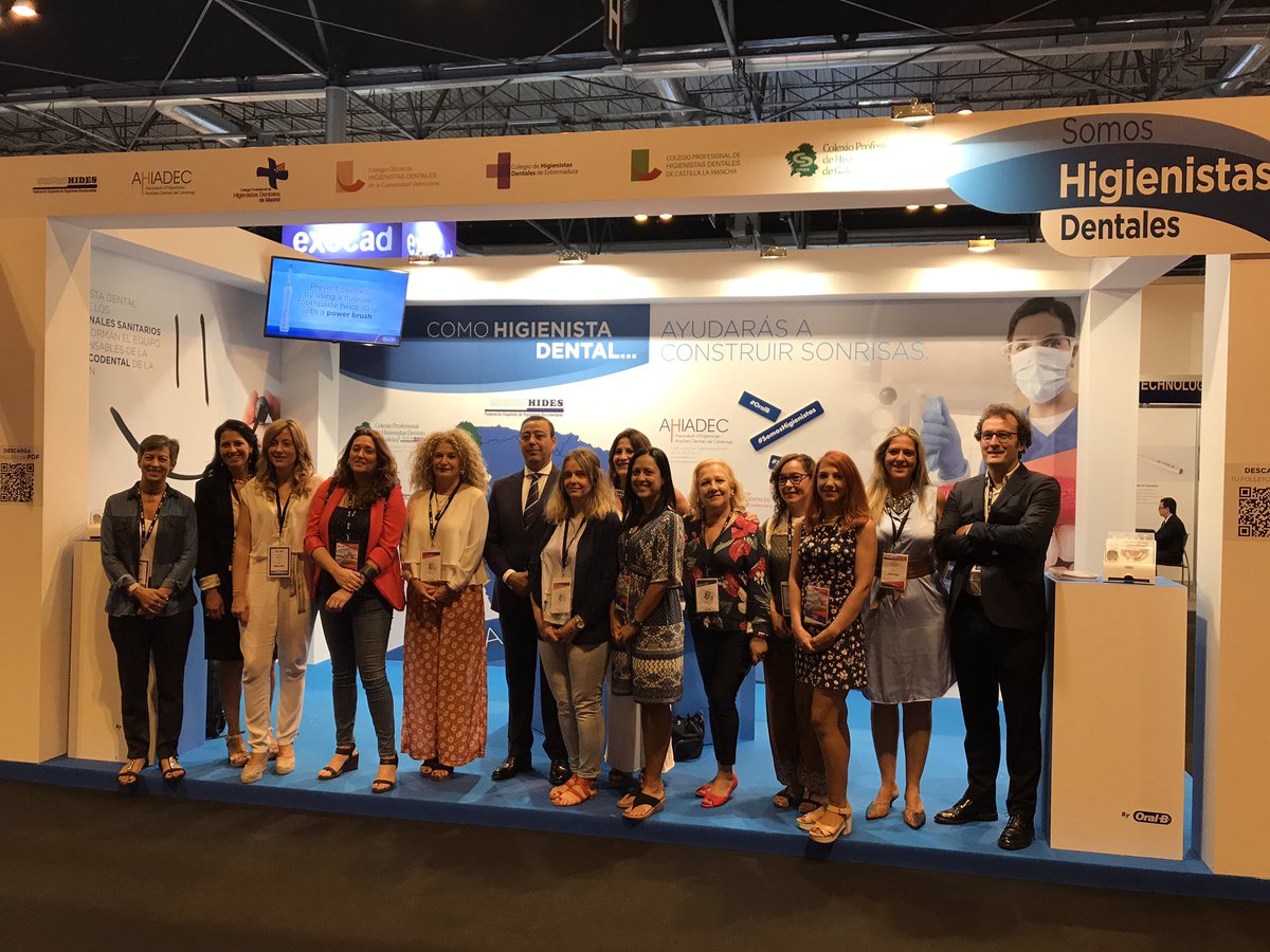 FDI_WDC's tweet photo. El presidente del @CNSJ_Dentistas, Óscar Castro, visita el stand de Higienistas Dentales y el pabellón de Brasil en la #FDI2017Madrid https://t.co/B99Gb78kfA