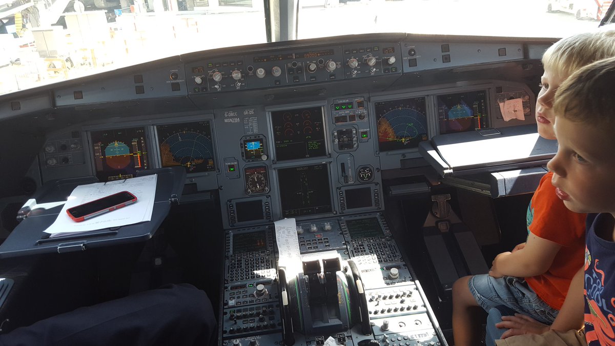 Stephen98Murray's tweet photo. Thanks @British_Airways for letting Thomas &amp; Ben visit the flight deck whilst we were delayed yesterday! https://t.co/aSRmGpcO6T