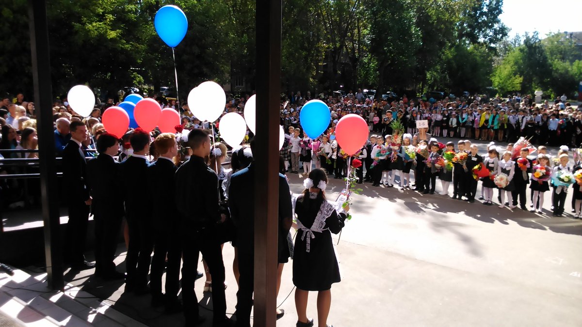 Тейковские депутаты фракции Е Р принимают участие в торжественных линейках городских школ.