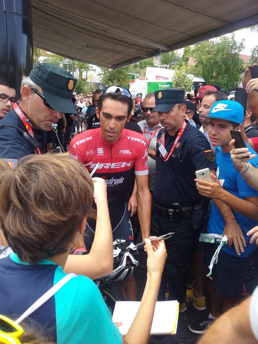 CoinVED2017's tweet photo. @albertocontador y @chrisfroome ya han firmado y se preparan para tomar la salida de la etapa13 de #LaVuelta2017 desde #coin https://t.co/h8D2bz7RRL