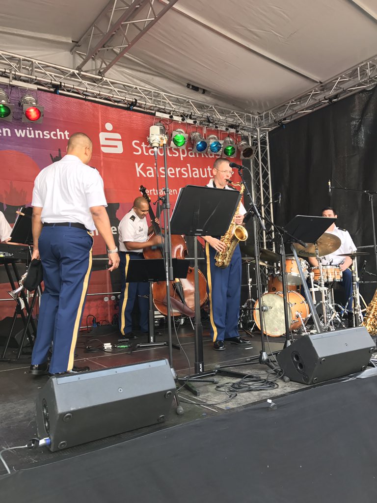 USArmyEURAFBand's tweet photo. #SoundCheck: #USAREURStandard 🇺🇸 is getting ready to go #Live at #SwingingLautern 🎺🎷🥁#Barbarossafest 🇩🇪! #USArmyEurope #MusicalAmbassadors https://t.co/NexNrYNdl9