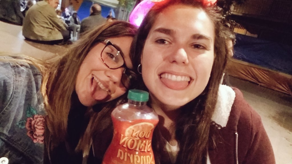 LiidiaaNavarro's tweet photo. Querida, arriba la birra o arriba la sangría, pero felices 20. Te quiero ❤
@Raqueelri https://t.co/F9Qr7JRIM8