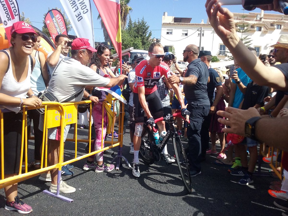 CoinVED2017's tweet photo. @albertocontador y @chrisfroome ya han firmado y se preparan para tomar la salida de la etapa13 de #LaVuelta2017 desde #coin https://t.co/h8D2bz7RRL