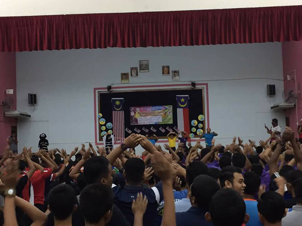 dengue_skab's tweet photo. SKAB with the cooperation of IKM Jasin able to conduct Dengue Patrol Community Programme 

#MrDengue
#DenguePatrolSKAB
#EcoSchoolMelaka https://t.co/Ay7JW2vYSQ