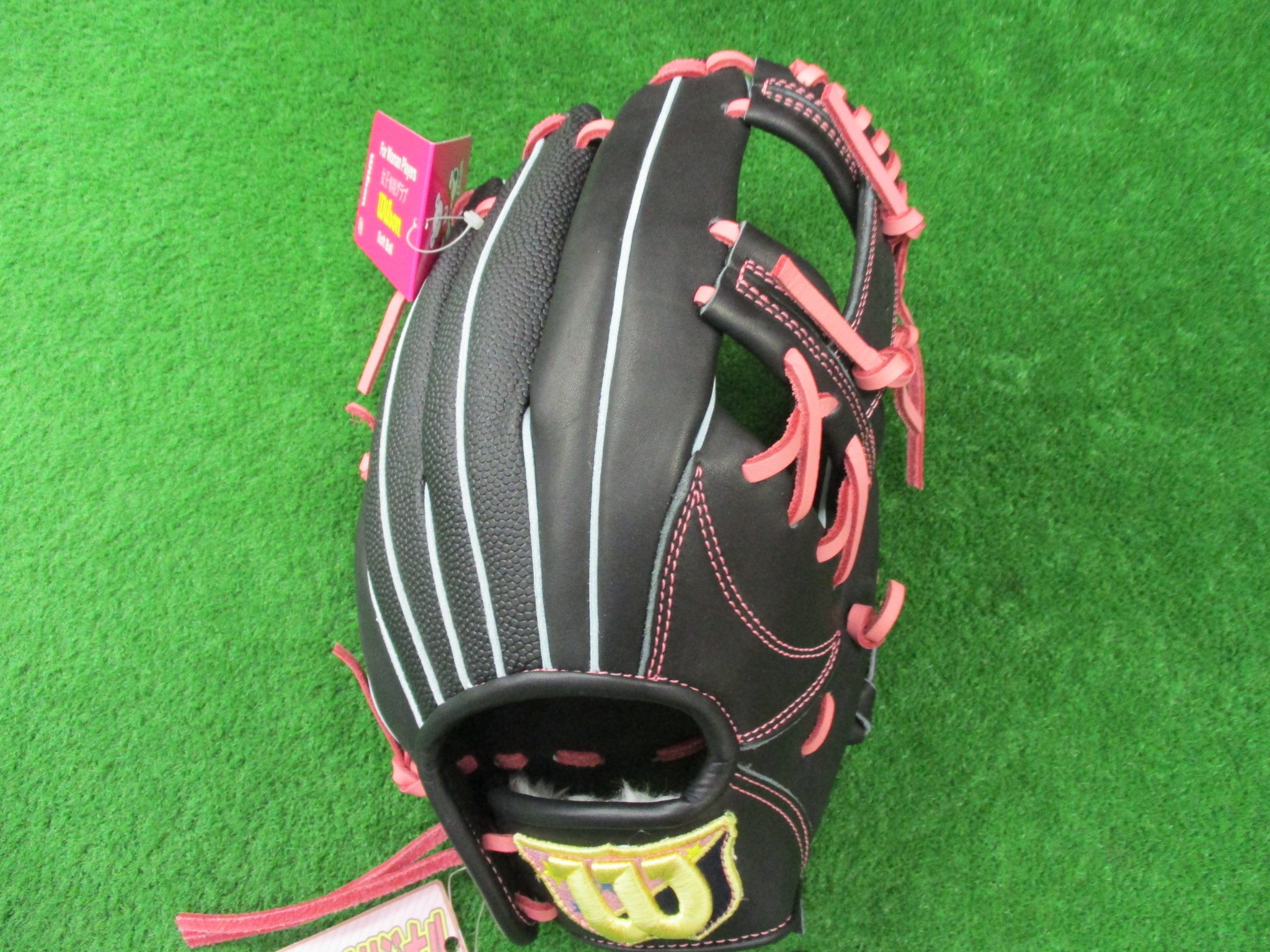 Abespo アベスポ アベスポオリジナルカラーのウィルソンソフトボールグラブです 女子の為に開発されたグラブで手口部が狭く設計されています 女子用ということで 紐をピンクにして女子向けに作りました アベスポーツ ウィルソン 女子