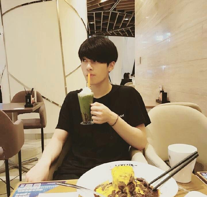XTIME_PengCC's tweet photo. 开学第一顿 和谁吃饭 很重要 https://t.co/LShfluYFGw