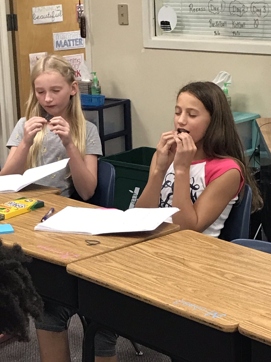 ClassQuigley's tweet photo. Close Reading expectations. A little cookie goes along way! #firstbiteVSsecondbite #howwillyouread? #oreomagic #neededdoublestuffed https://t.co/jsBotJ7Uk5